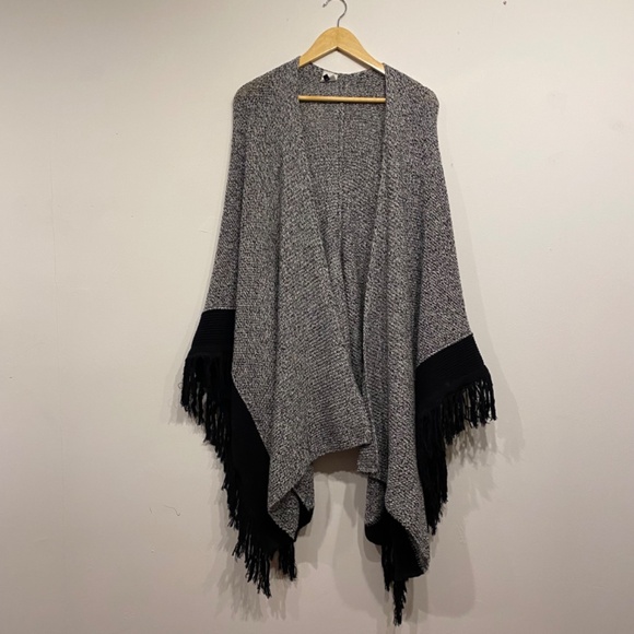 Cabi 3361 Black and White Fringe Knit Oversized Poncho Cape Shawl One Size - Picture 2 of 5